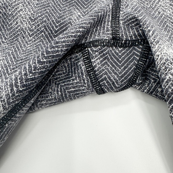 Lululemon Essential Rhythm Crop (Full-On Luxtreme) in White Black Size 8 - Picture 7 of 11